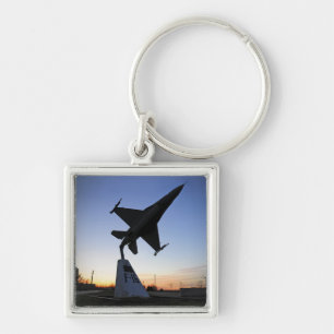 Een schaalmodel van een F-16 C die valk vecht Sleutelhanger