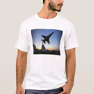 Een schaalmodel van een F-16 C die valk vecht T-shirt