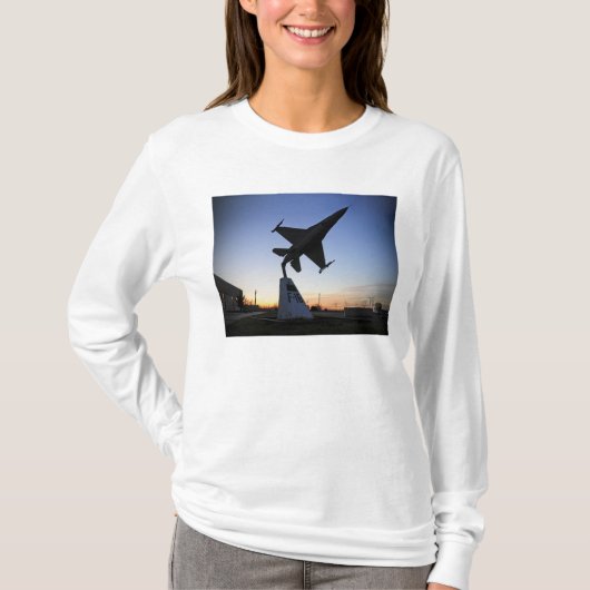 Een schaalmodel van een F-16 C die valk vecht T-shirt (Voorkant)