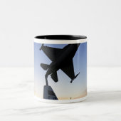 Een schaalmodel van een F-16 C die valk vecht Tweekleurige Koffiemok (Center)