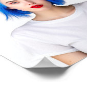 Een schattig blauw haarmodel met Gildan T-shirt Poster (Hoek)