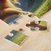 Een schattig gemberkitten op een geit legpuzzel (Zijkant)