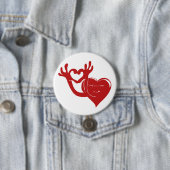 Een schattig hart dat een hartteken maakt met ving ronde button 7,6 cm (In situ)