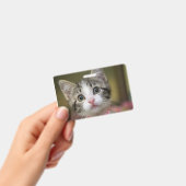 Een schattig katje met groene ogen badge (Handheld)