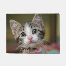 Een schattig katje met groene ogen deurmat