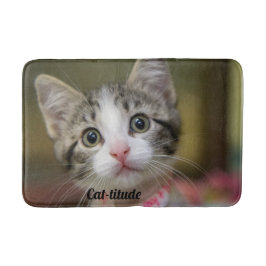 Een schattig kitten met groene ogen badmat