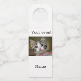 Een schattig kitten met groene ogen flessenhanger