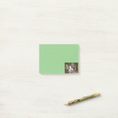 Een schattig kitten met groene ogen post-it® notes (Op bureau)