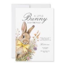 Een schattig klein bloemkonijn geel lint babyshowe