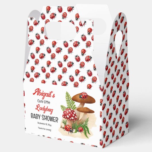 Een schattig lieveheersbeestje is op weg naar het bedankdoosjes (Geopend)