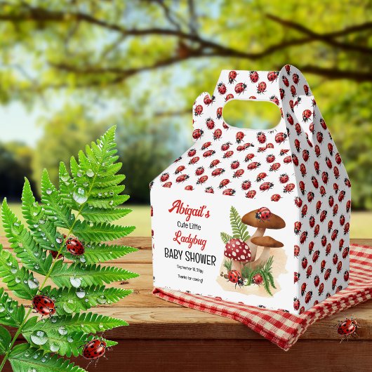 Een schattig lieveheersbeestje is op weg naar het bedankdoosjes