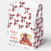 Een schattig lieveheersbeestje is op weg naar het  bedankdoosjes (Geopend)