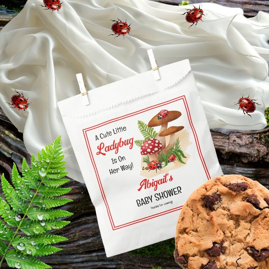 Een schattig lieveheersbeestje is op weg naar het bedankzakje