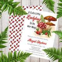 Een schattig lieveheersbeestje is op weg naar het 