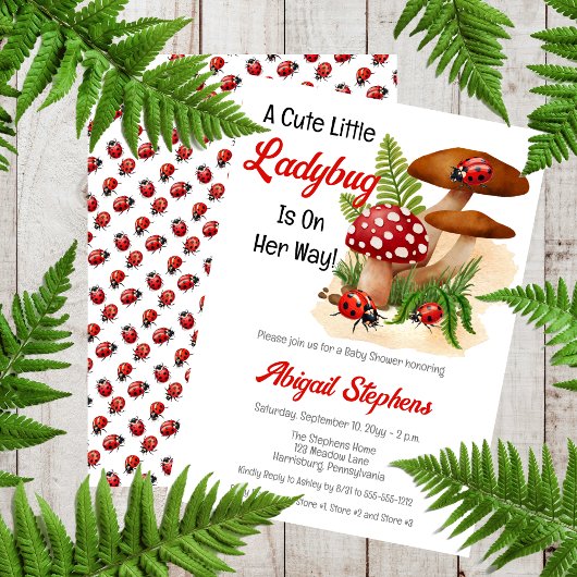 Een schattig lieveheersbeestje is op weg naar het kaart