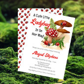 Een schattig lieveheersbeestje is op weg naar het kaart