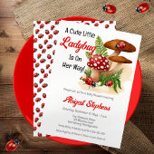 Een schattig lieveheersbeestje is op weg naar het kaart