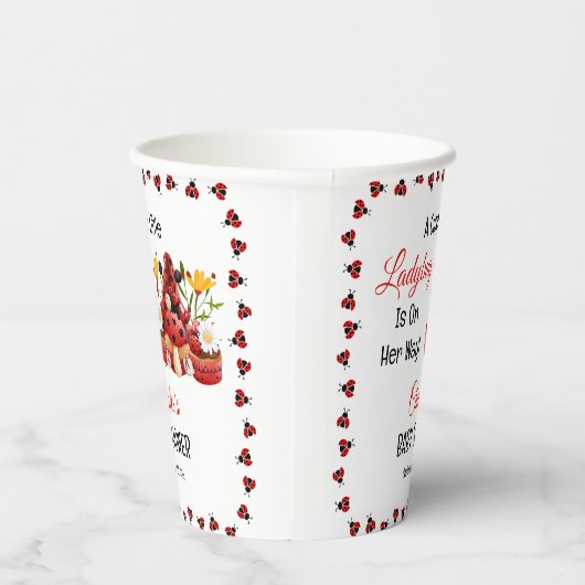 Een schattig lieveheersbeestje is op weg naar het  papieren bekers (Rechts)