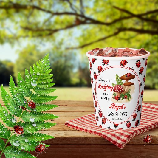 Een schattig lieveheersbeestje is op weg naar het  papieren bekers