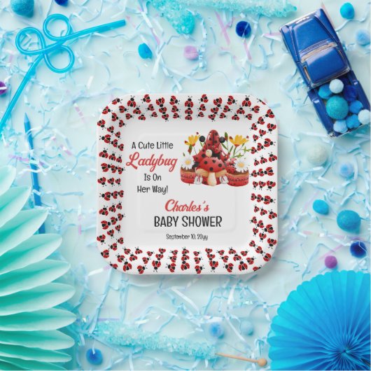 Een schattig lieveheersbeestje is op weg naar het  papieren bordje (Feest)