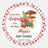 Een schattig lieveheersbeestje is op weg naar het  ronde sticker (Voorkant)