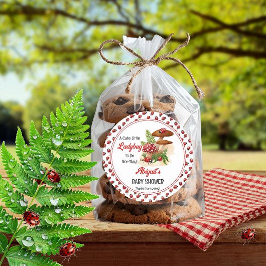 Een schattig lieveheersbeestje is op weg naar het  ronde sticker