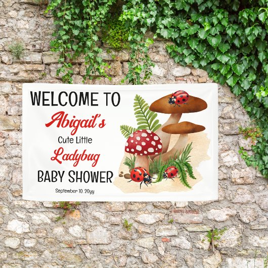 Een schattig lieveheersbeestje is op weg naar het  spandoek