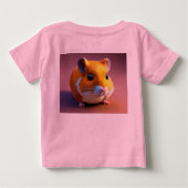 Een schattig onschuldig jongetje in tshirt voor ba (Achterkant)