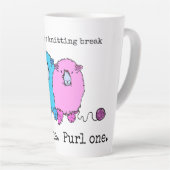 Een schattig schaap met een speciale personage latte mok (Rechterhoek)