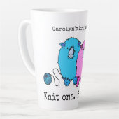 Een schattig schaap met een speciale personage latte mok (Linkerhoek)