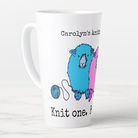 Een schattig schaap met een speciale personage latte mok (Linkerhoek)