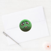 Een schattig verdrietig fuzzy groen balpersonage ronde sticker (Envelop)
