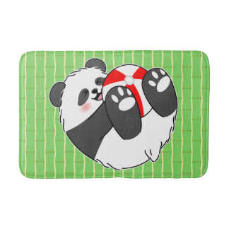 Een schattige baby panda die met een bal speelt badmat