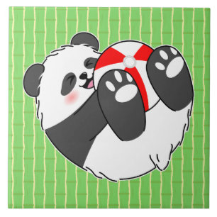 Een schattige baby panda die met een bal speelt tegeltje