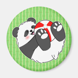 Een schattige baby panda speelt met een bal magneet