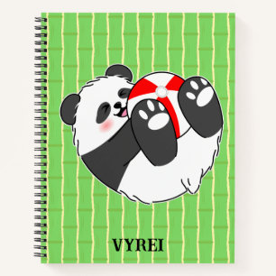 Een schattige baby panda speelt met een bal notitieboek