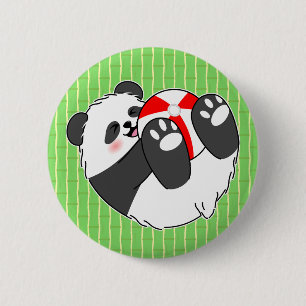 Een schattige baby panda speelt met een bal ronde button 5,7 cm