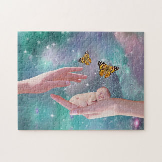 Een schattige babyjongen in handfantasie legpuzzel