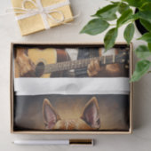 Een schattige boxer hond spelen gitaar in zijn sla tissuepapier (Geschenk)