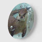 Een schattige bruine otter zwemmen in een helder b grote klok (Hoek)