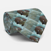 Een schattige bruine otter zwemmen in een helder b stropdas (Opgerold)