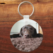 een schattige chocolade lab puppy in een huis sleutelhanger (Voorkant)