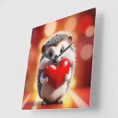 Een schattige egel die een hart vasthoudt vierkante klok (Hoek)