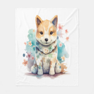 Een schattige goed gedragen hond in een bloemig fleece deken