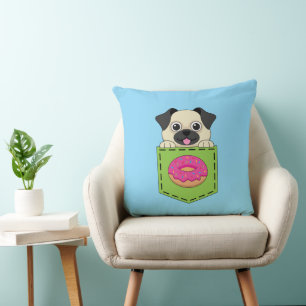 Een schattige hond die gluurt en een aardbei donut kussen