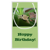 Een schattige kikker in plant. klein cadeauzakje (Achterkant)