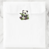 Een schattige panda eet bamboe-sticker ronde sticker (Tas)