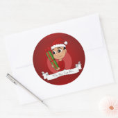 Een schattige peuter met een kerstcadeau ronde sticker (Envelop)