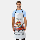 Een schattige puppy brandweerman rijdt in een mini schort (Gedragen)