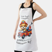 Een schattige puppy brandweerman rijdt in een mini schort (Insitu)